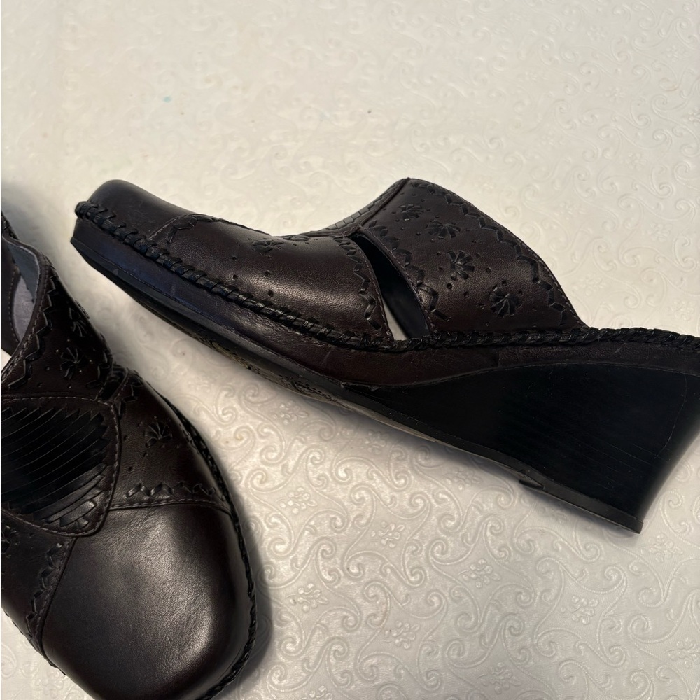 New Clarks Artisan Black Leather Wedge Clogs - Everything &25 sale!